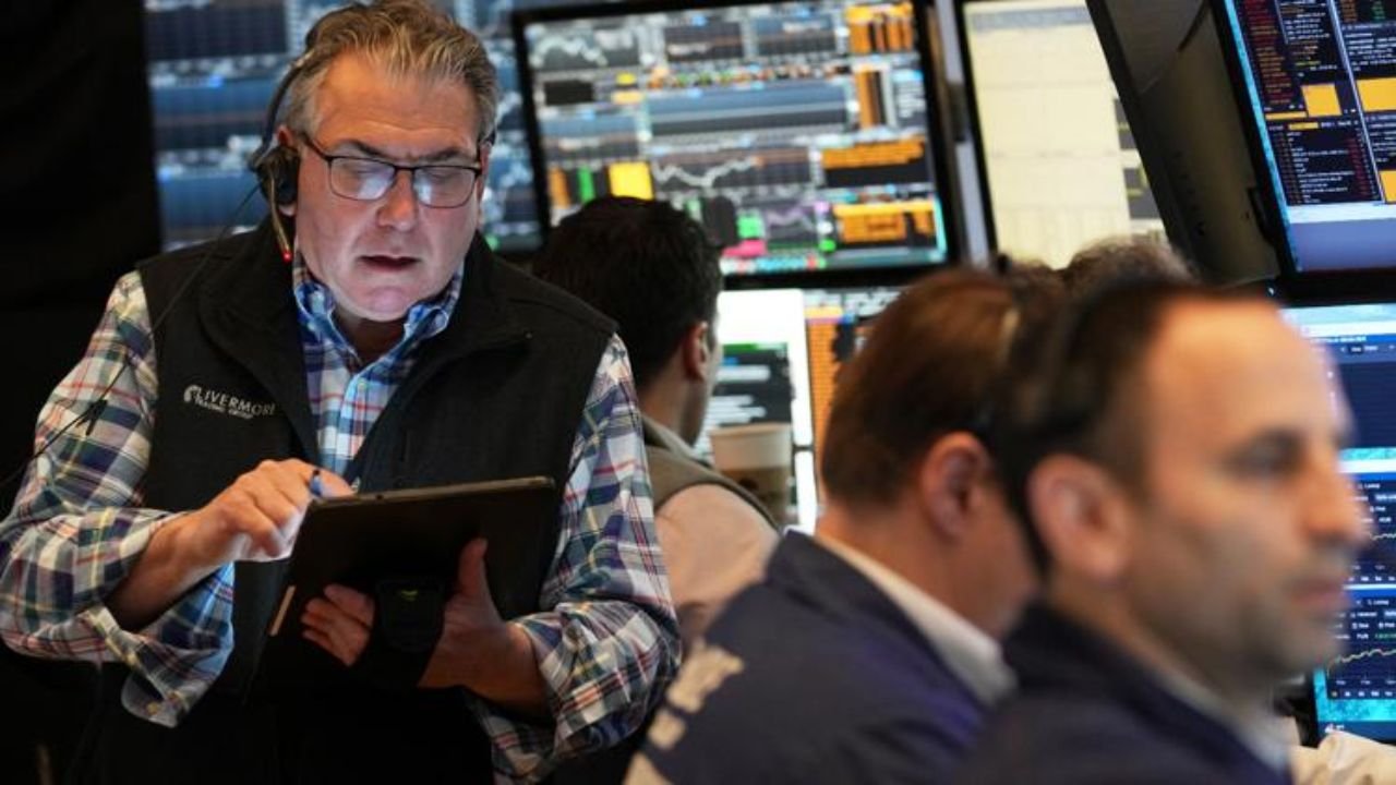 Market Shock Today: Dow Drops 850+ Points, Dollar Weakens Amid Greenland Tensions and Tariff Threats